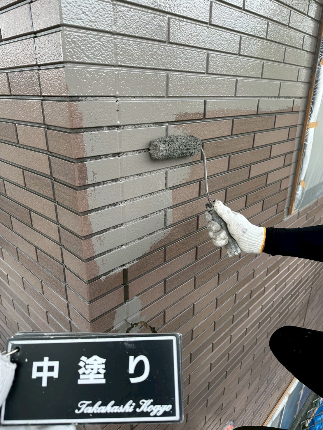 外壁中塗り作業