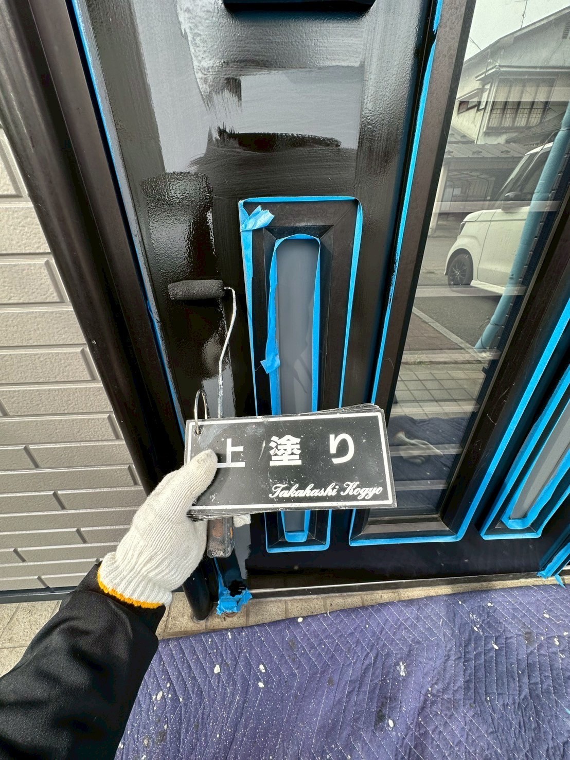 玄関ドア上塗り作業