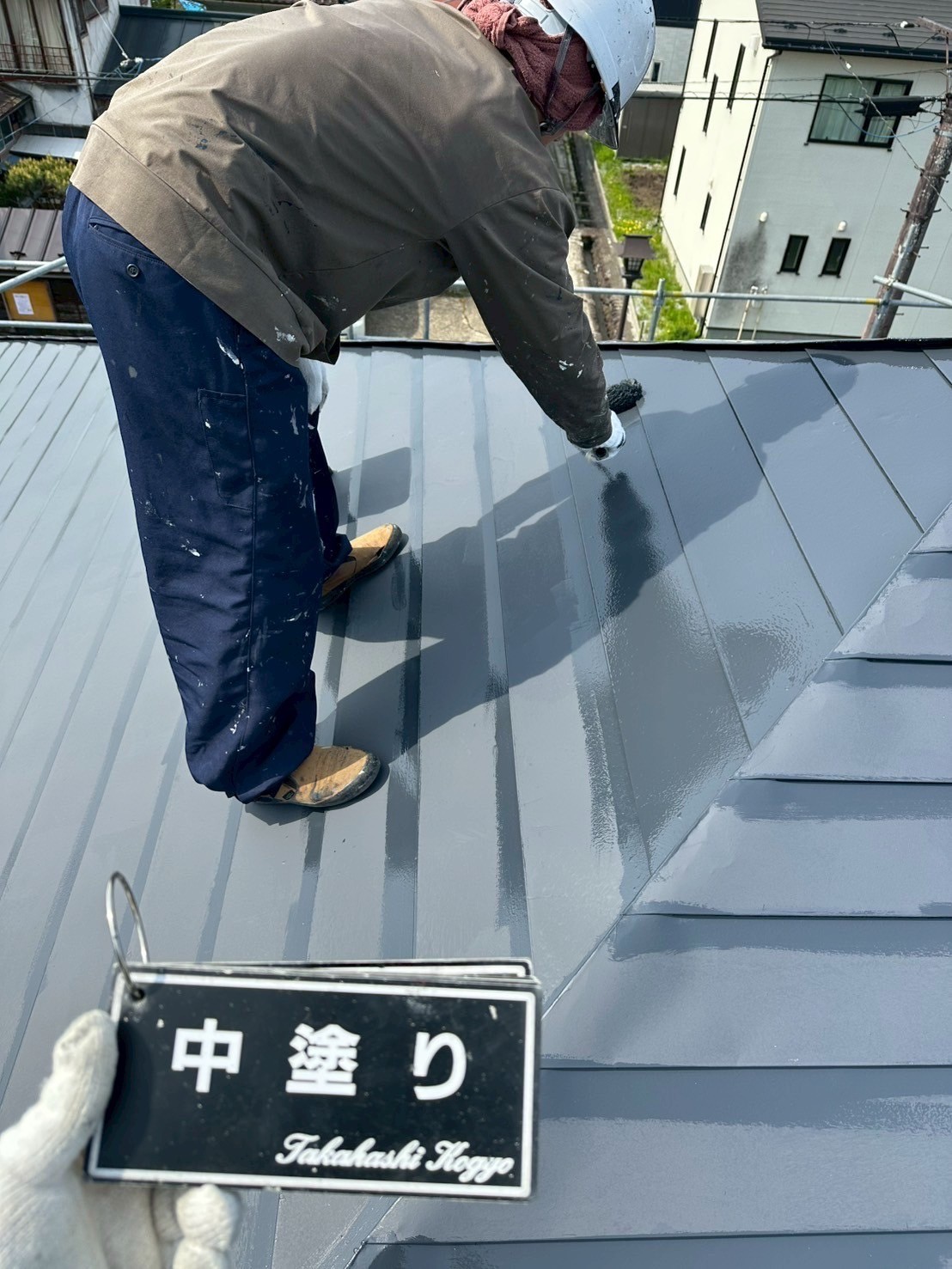 屋根タ中塗り作業
