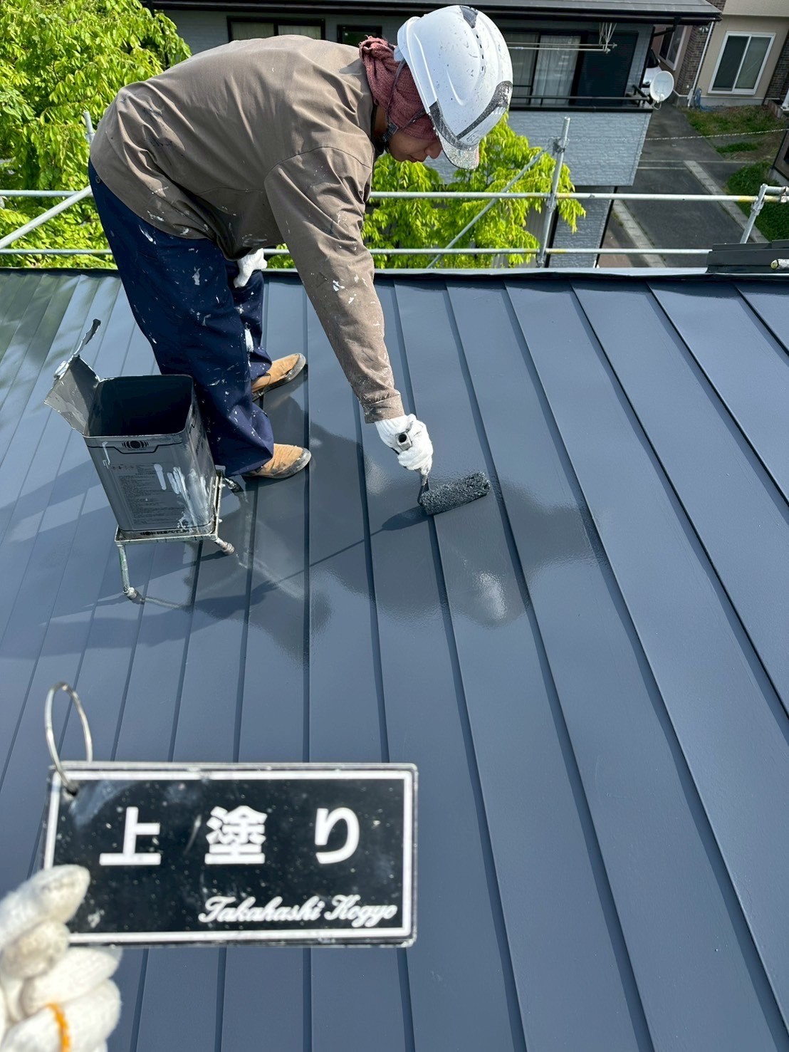 屋根上塗り作業