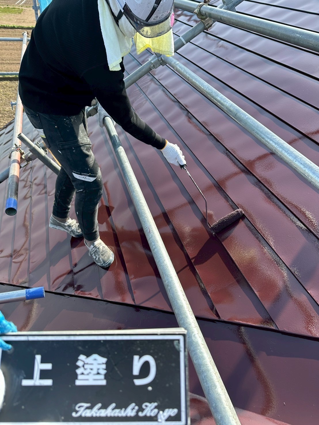 屋根上塗り作業