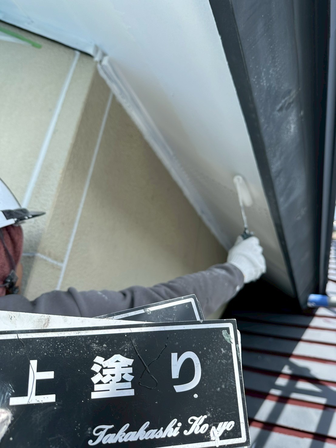 軒天上塗り作業