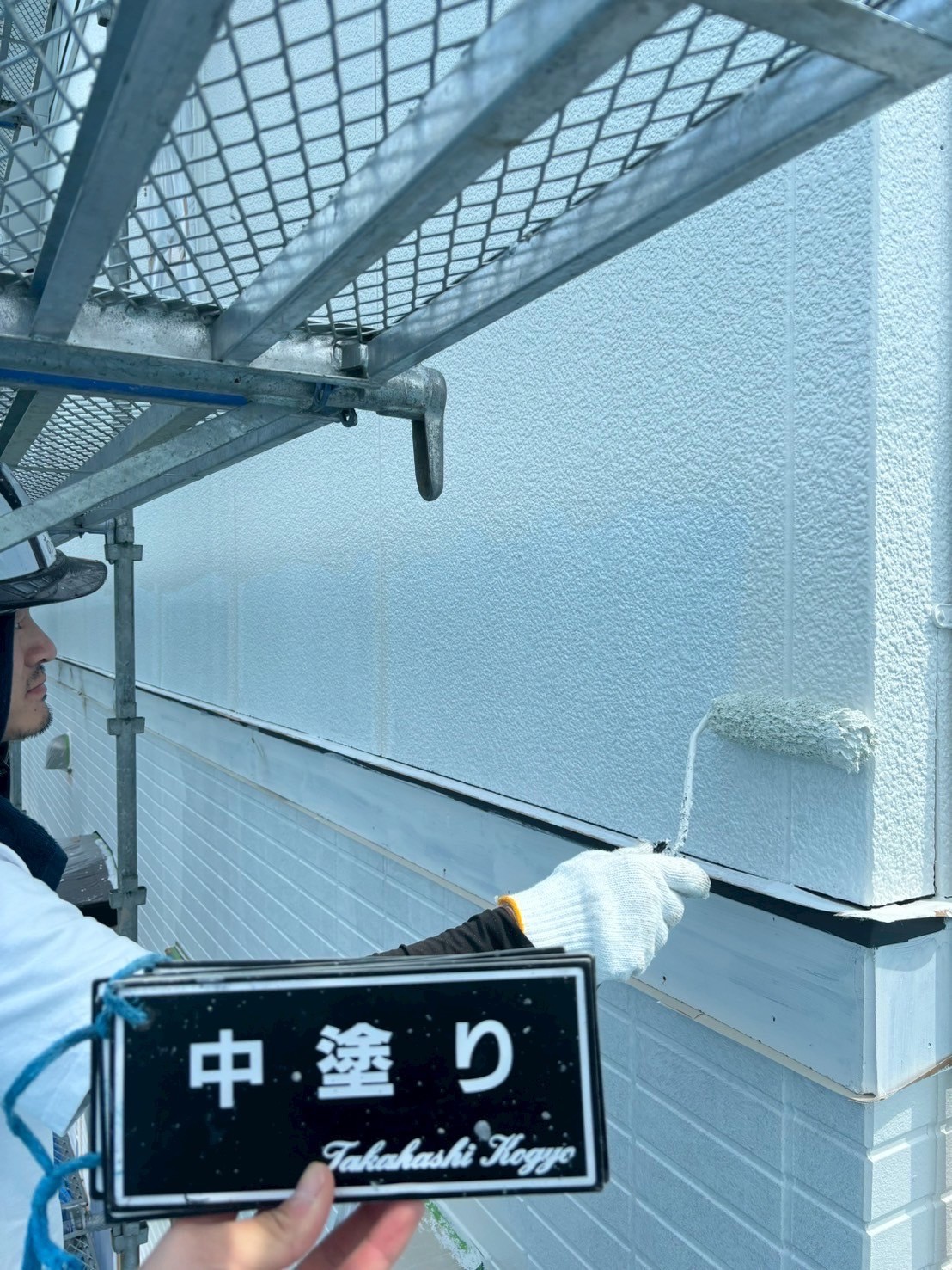 外壁中塗り作業