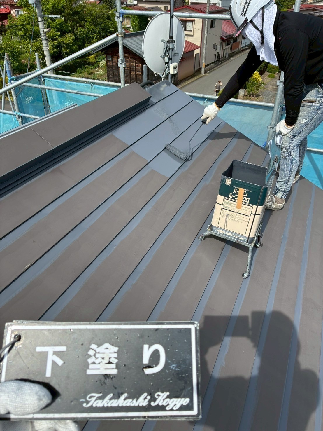 屋根下塗り作業
