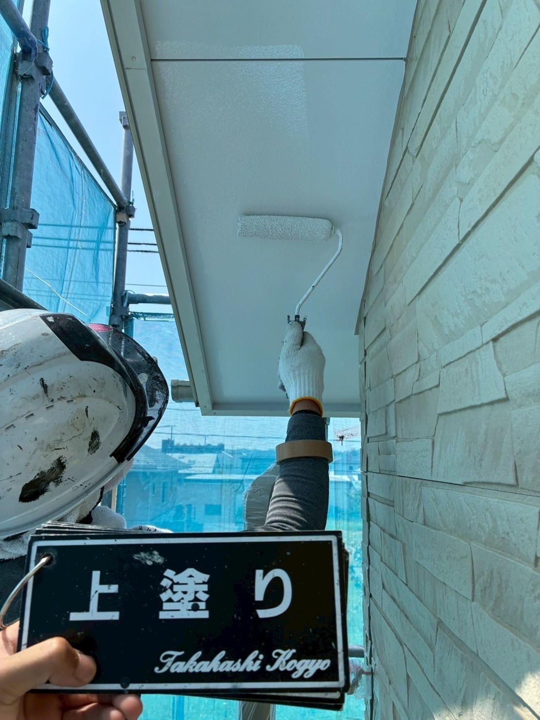 軒天上塗り作業