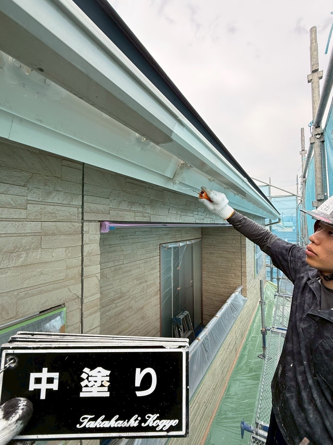 雨樋破風中塗り作業