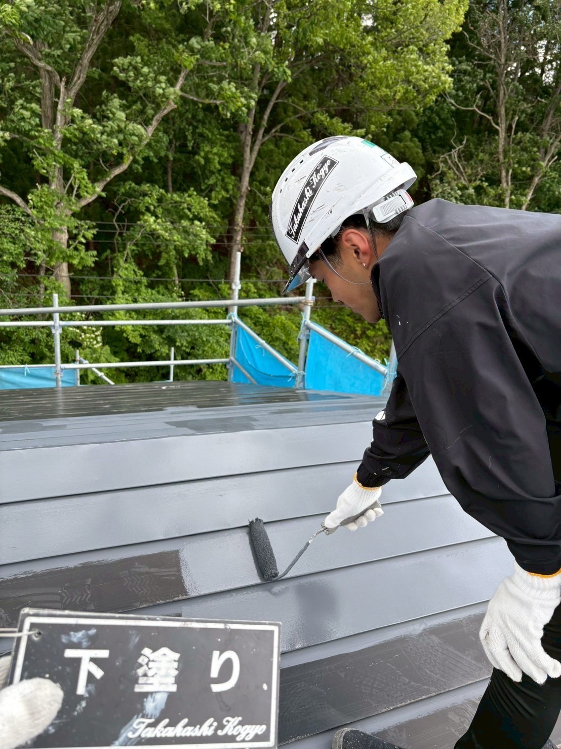 屋根下塗り作業