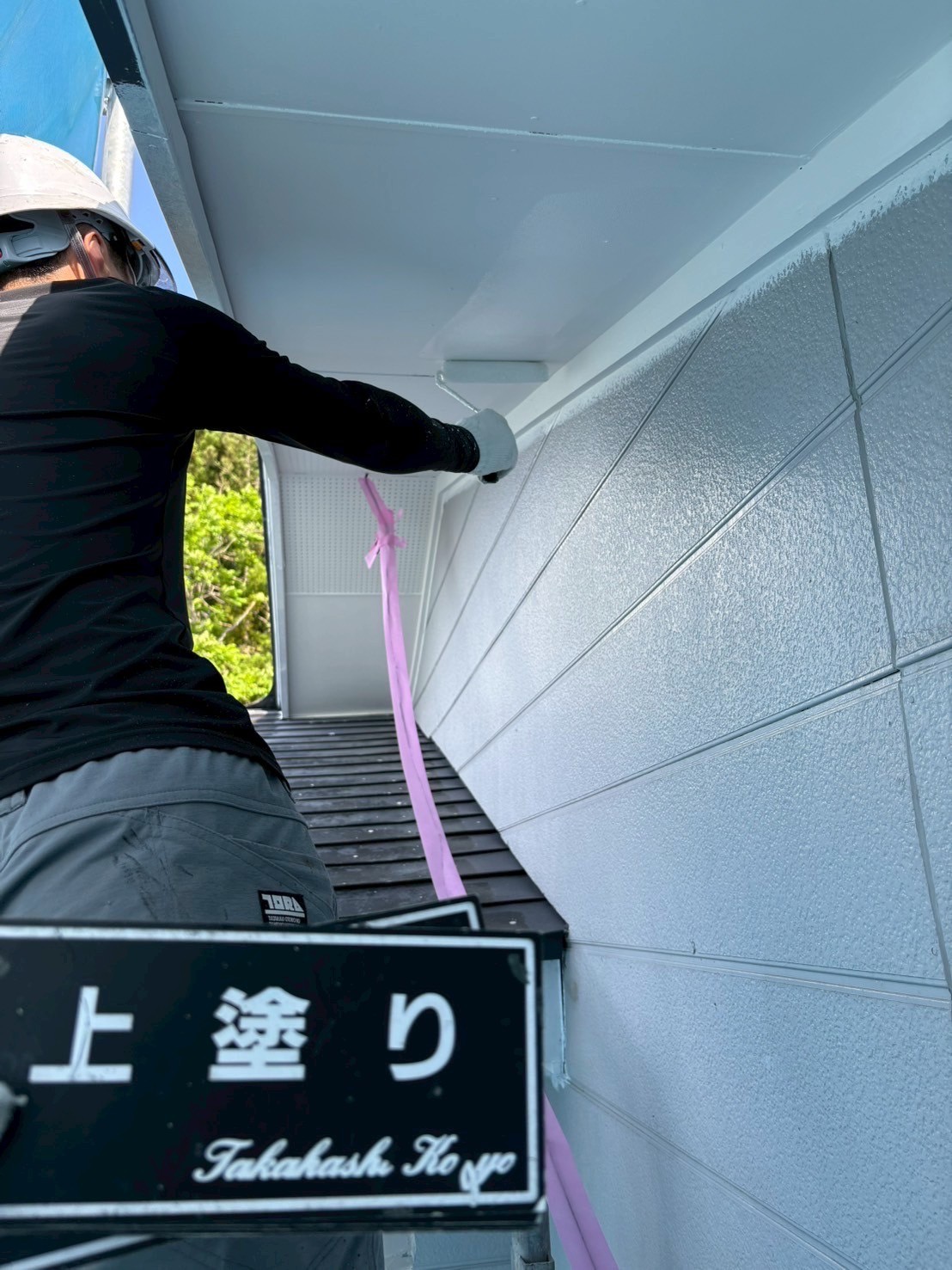 軒天上塗り作業