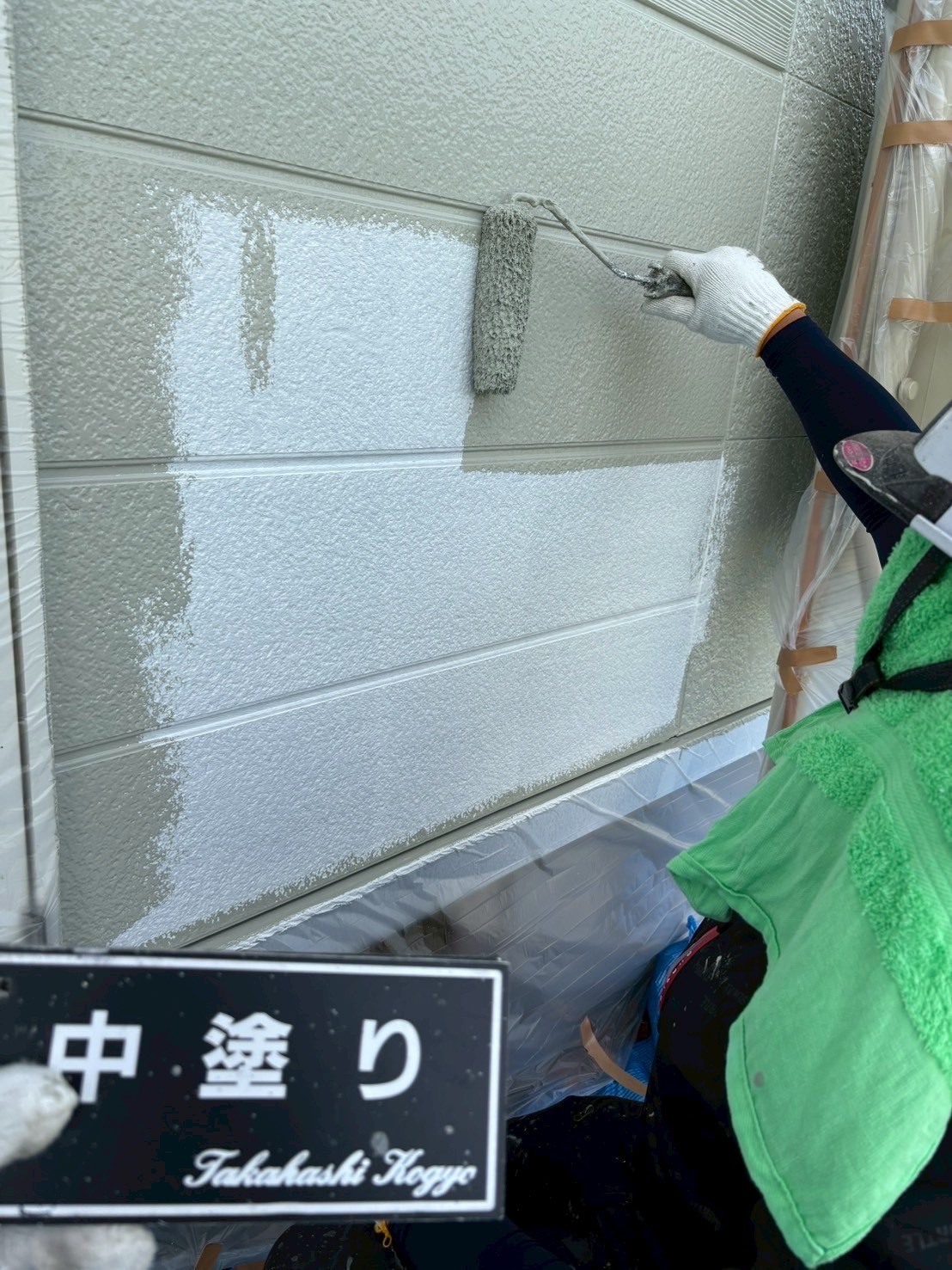 外壁中塗り作業