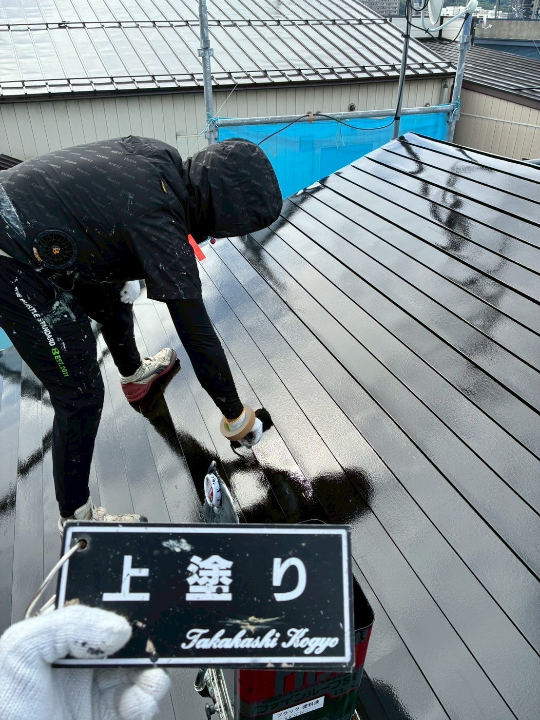 屋根上塗り作業