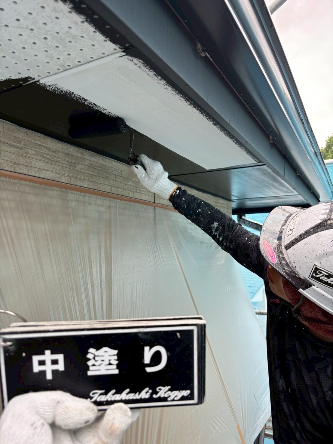 軒天中塗り作業
