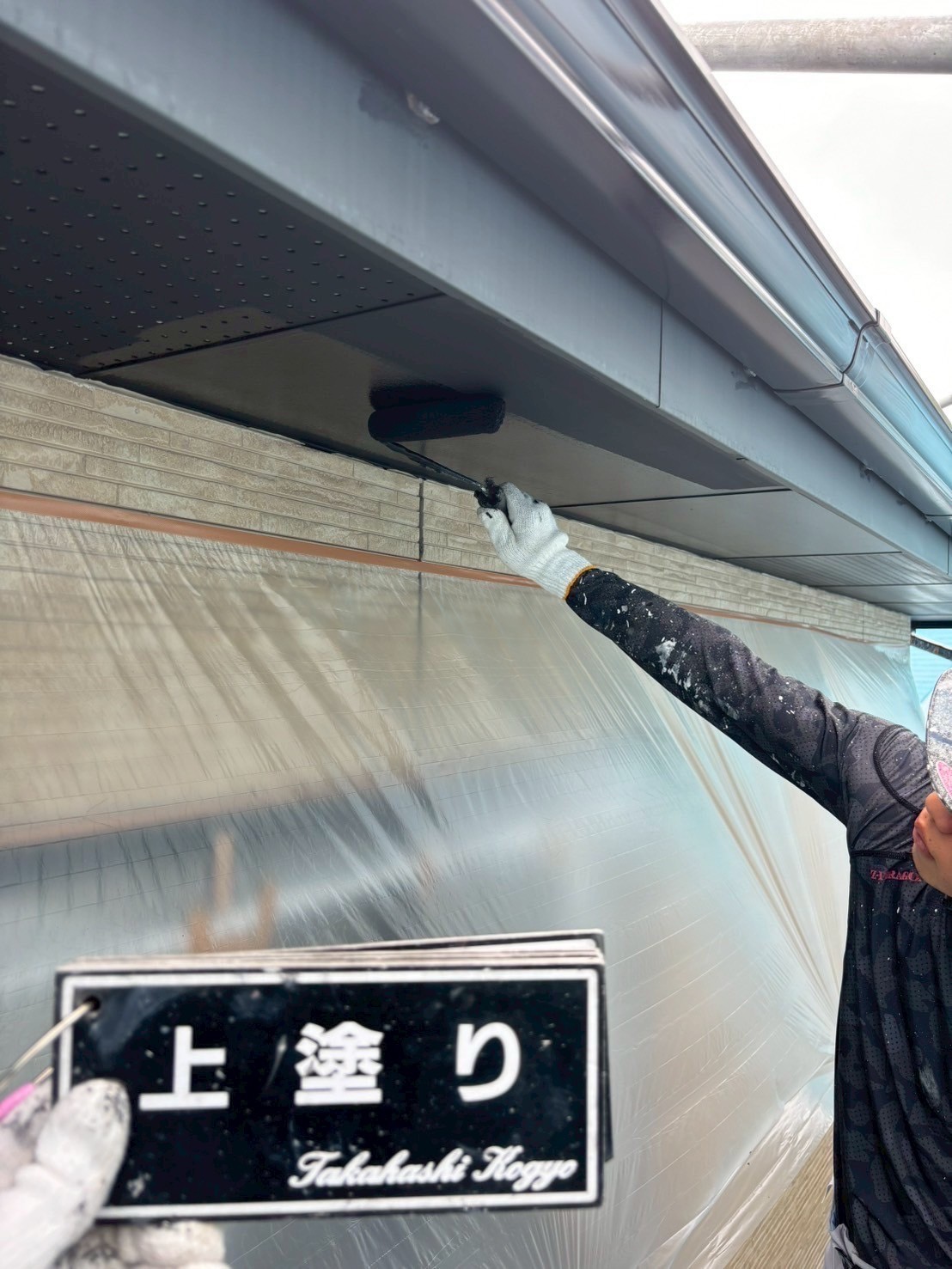 軒天上塗り作業