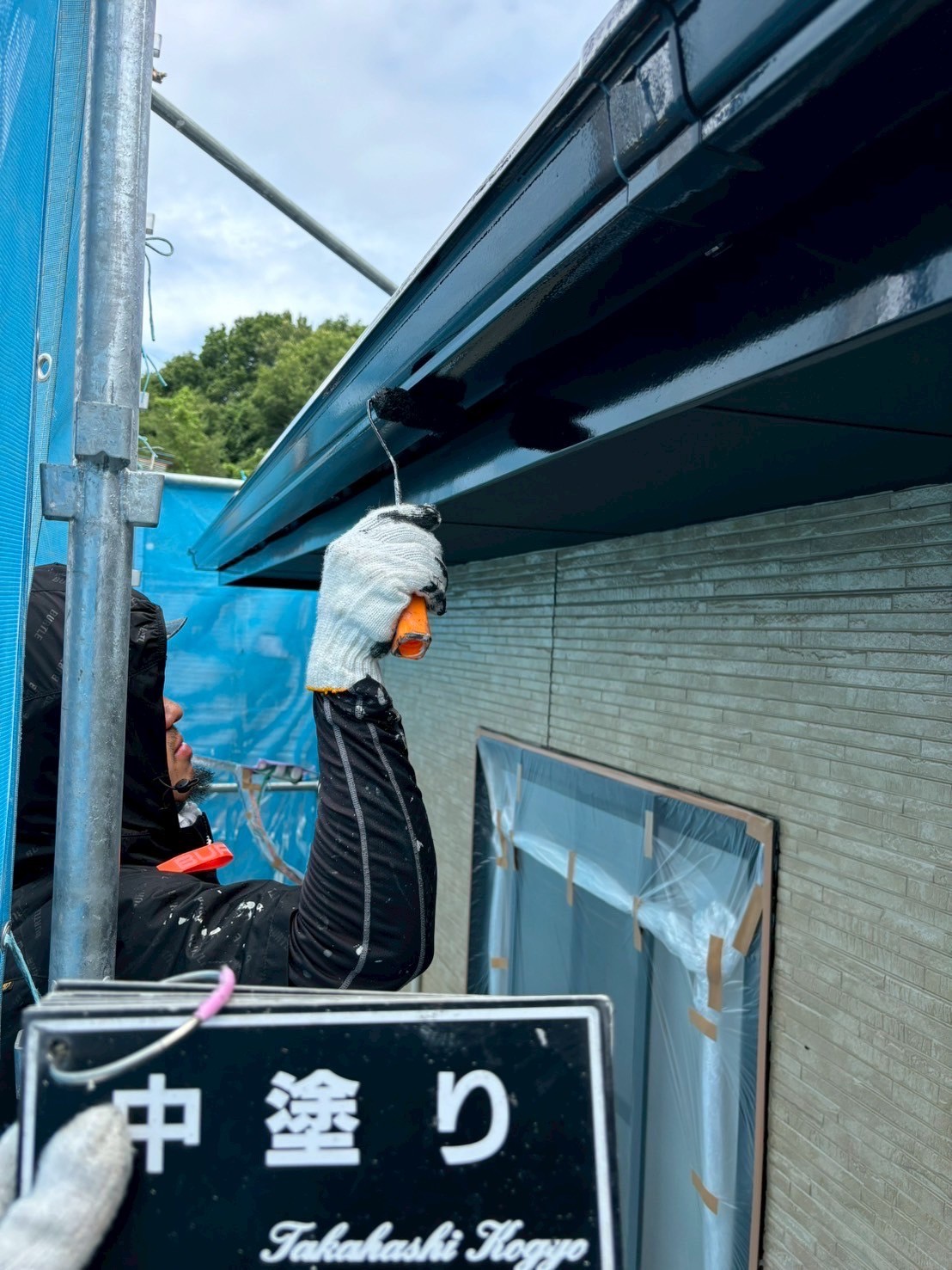 雨樋破風中塗り作業(下塗り済)