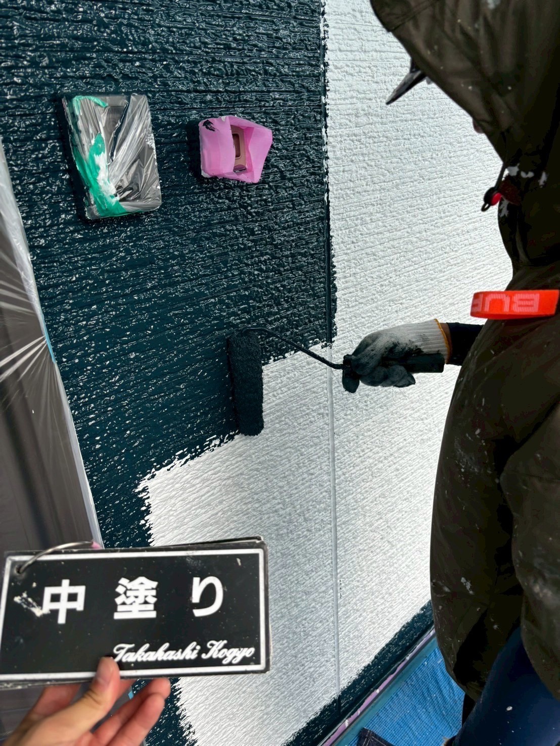  外壁中塗り作業