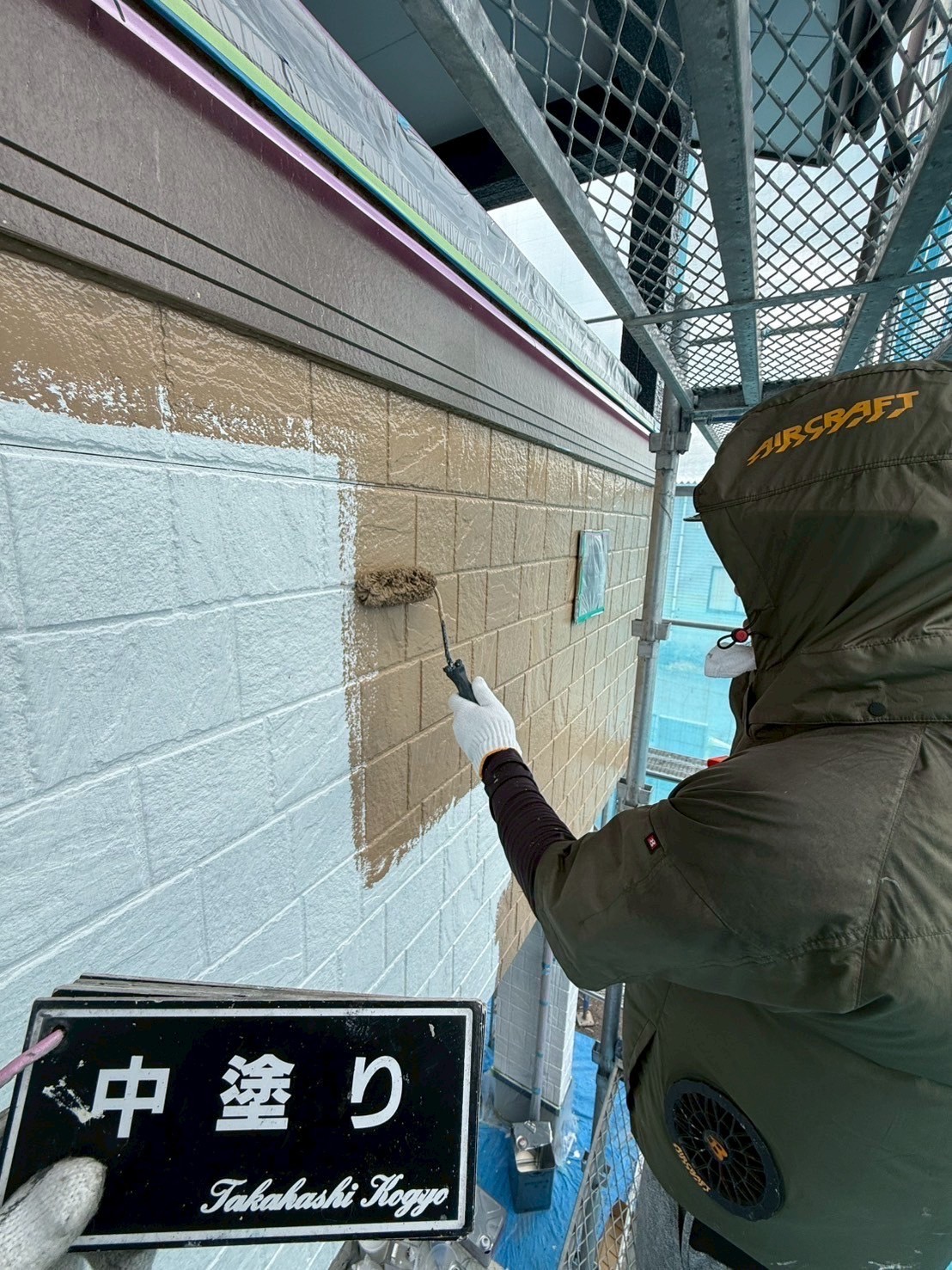  外壁中塗り作業