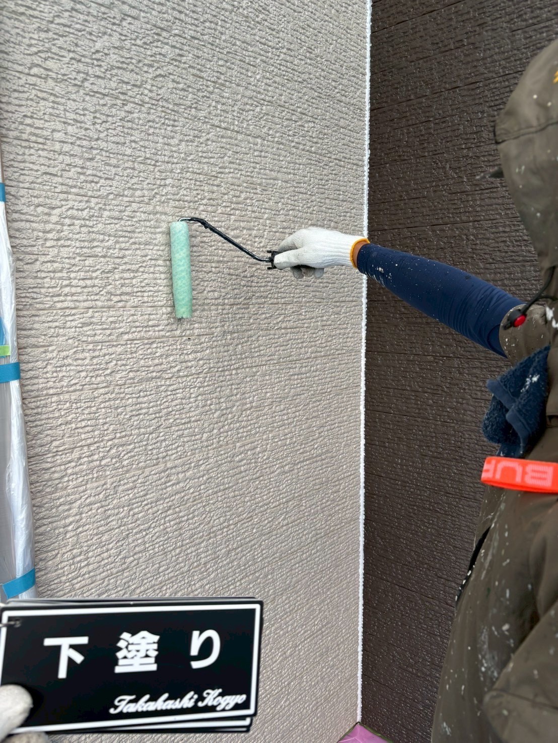 外壁下塗り作業(浸透シーラー)