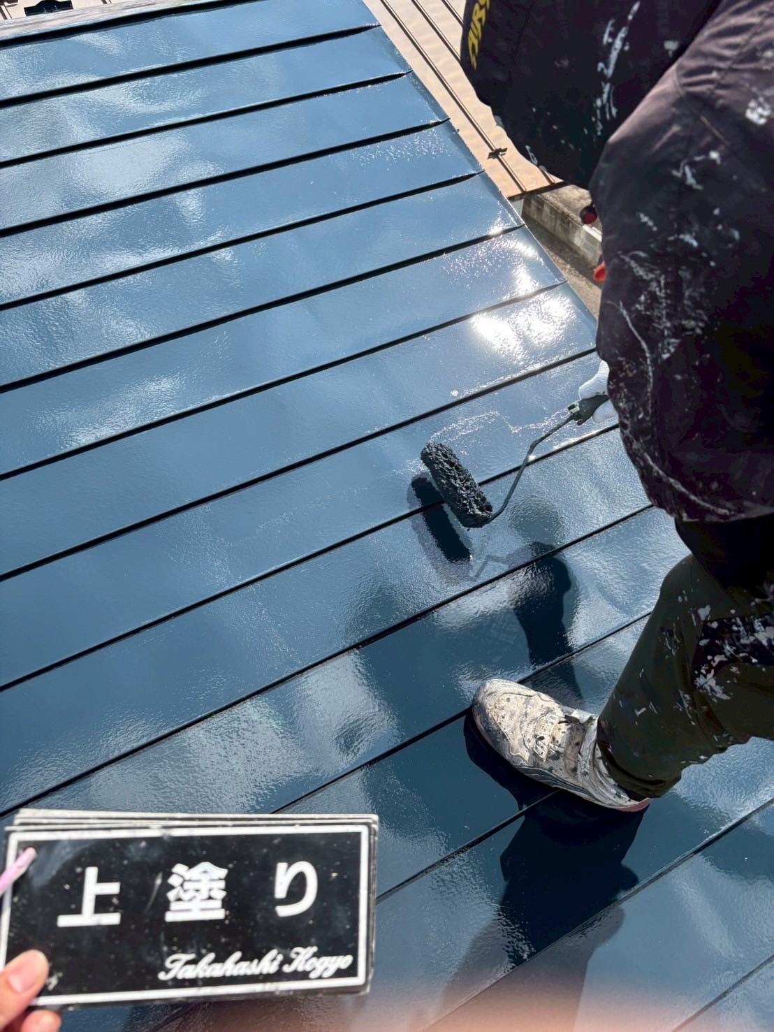 屋根上塗り作業
