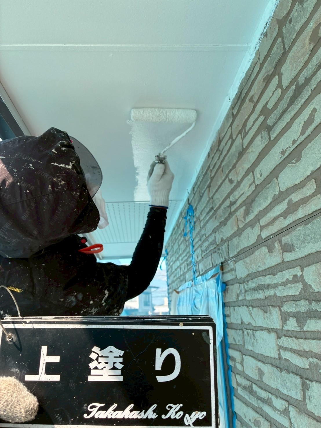 軒天上塗り作業