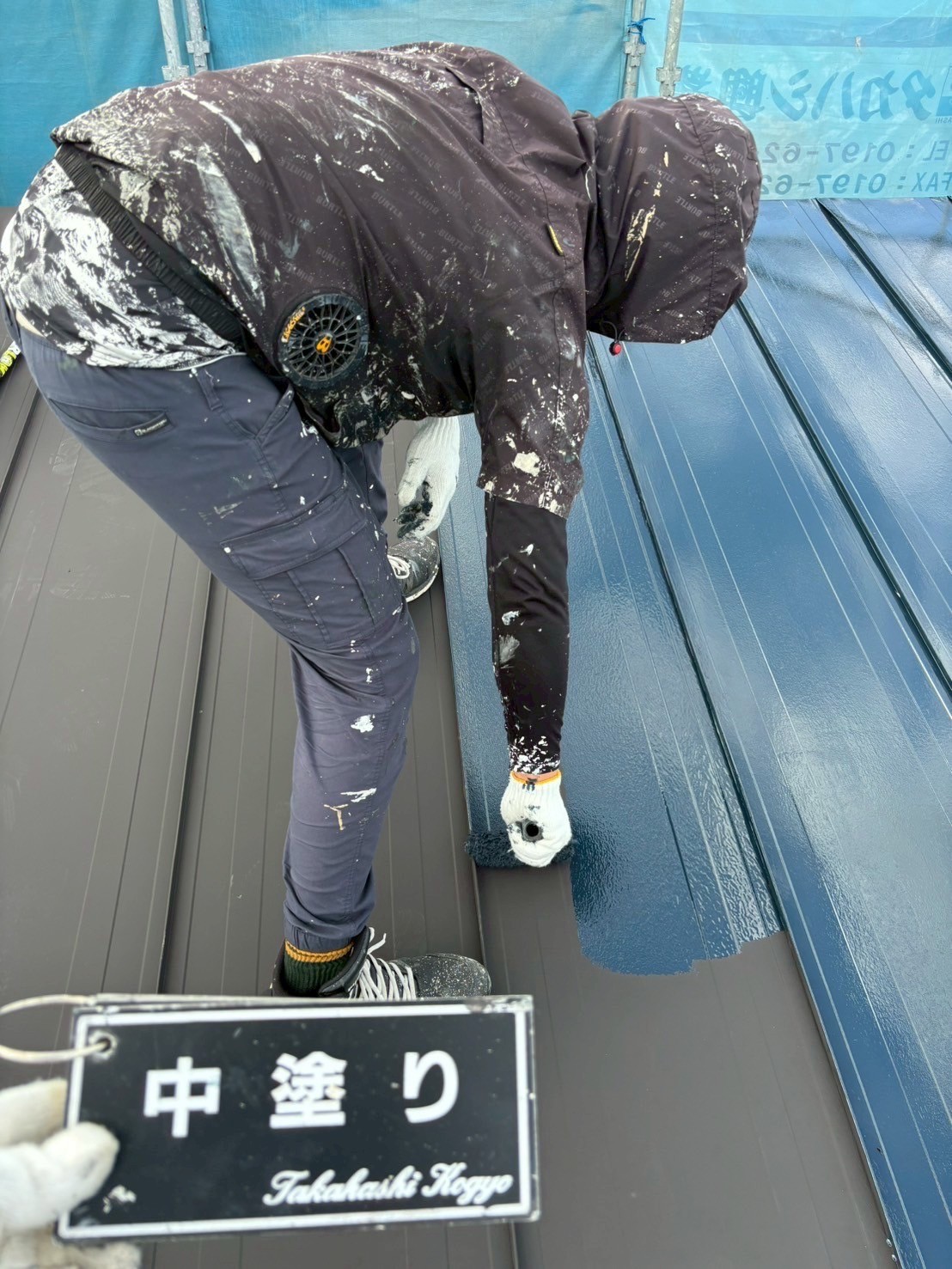 屋根中塗り作業(ブルーブラック)
