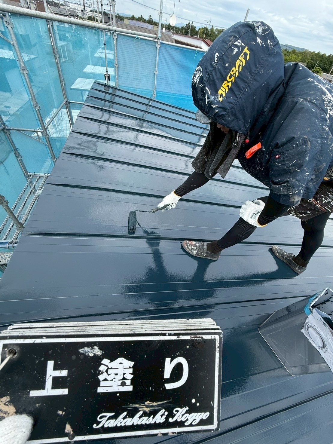 屋根上塗り作業(ブルーブラック)