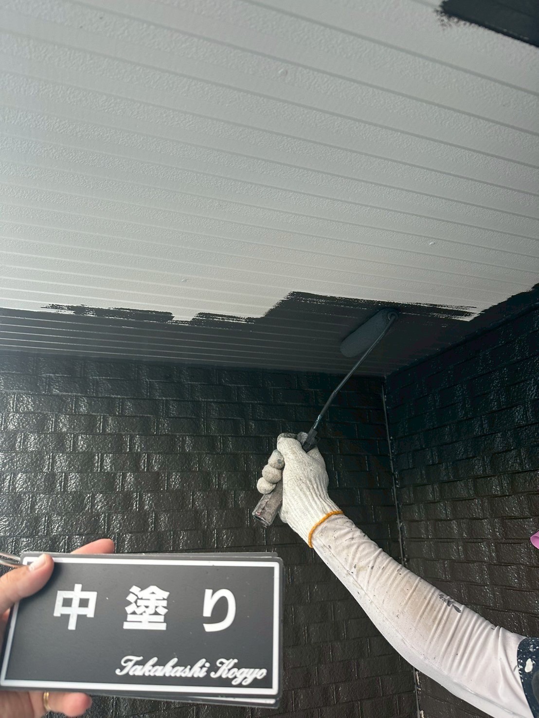 軒天中塗り作業(グレー系)