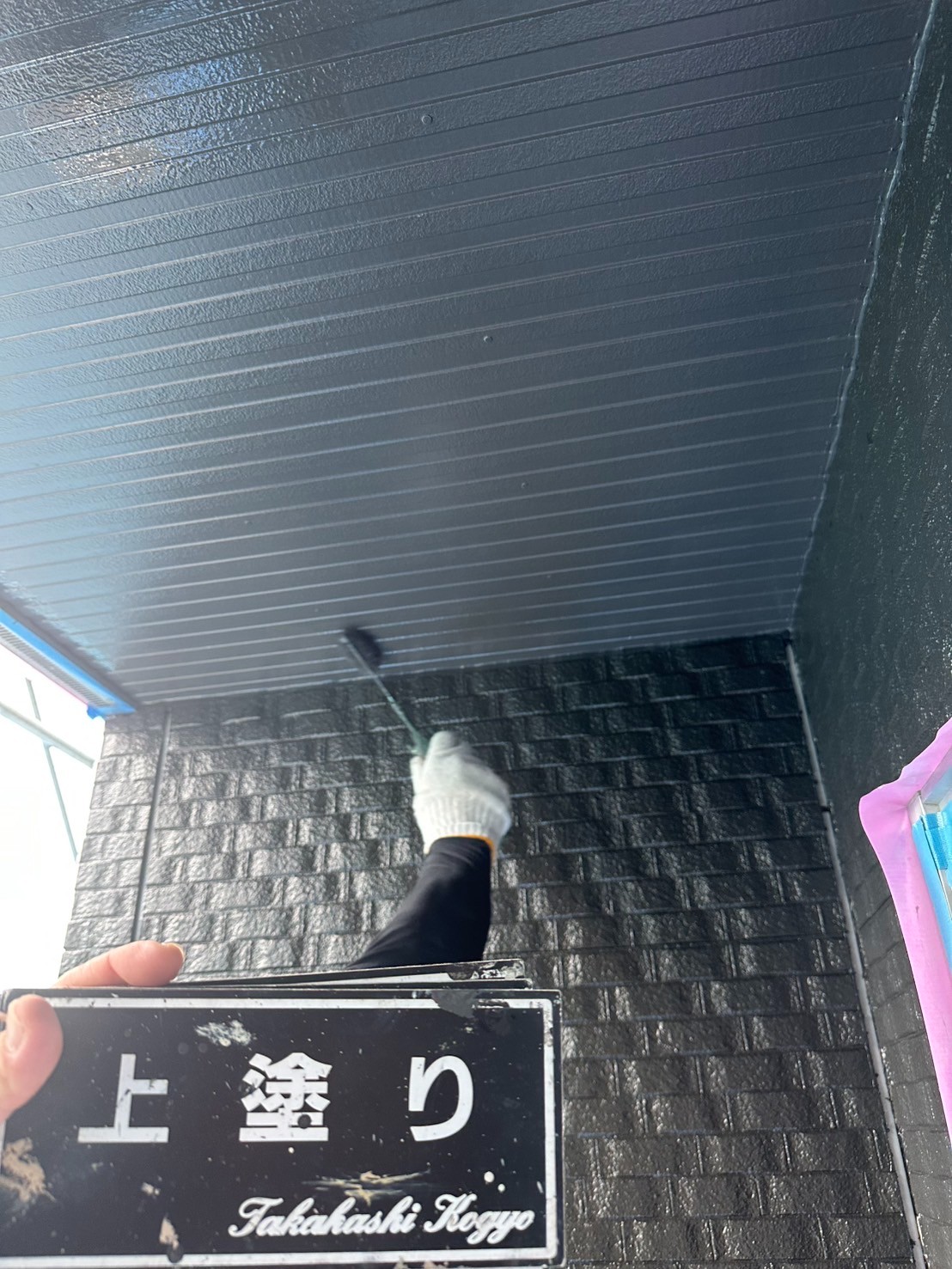 軒天上塗り作業(グレー系)