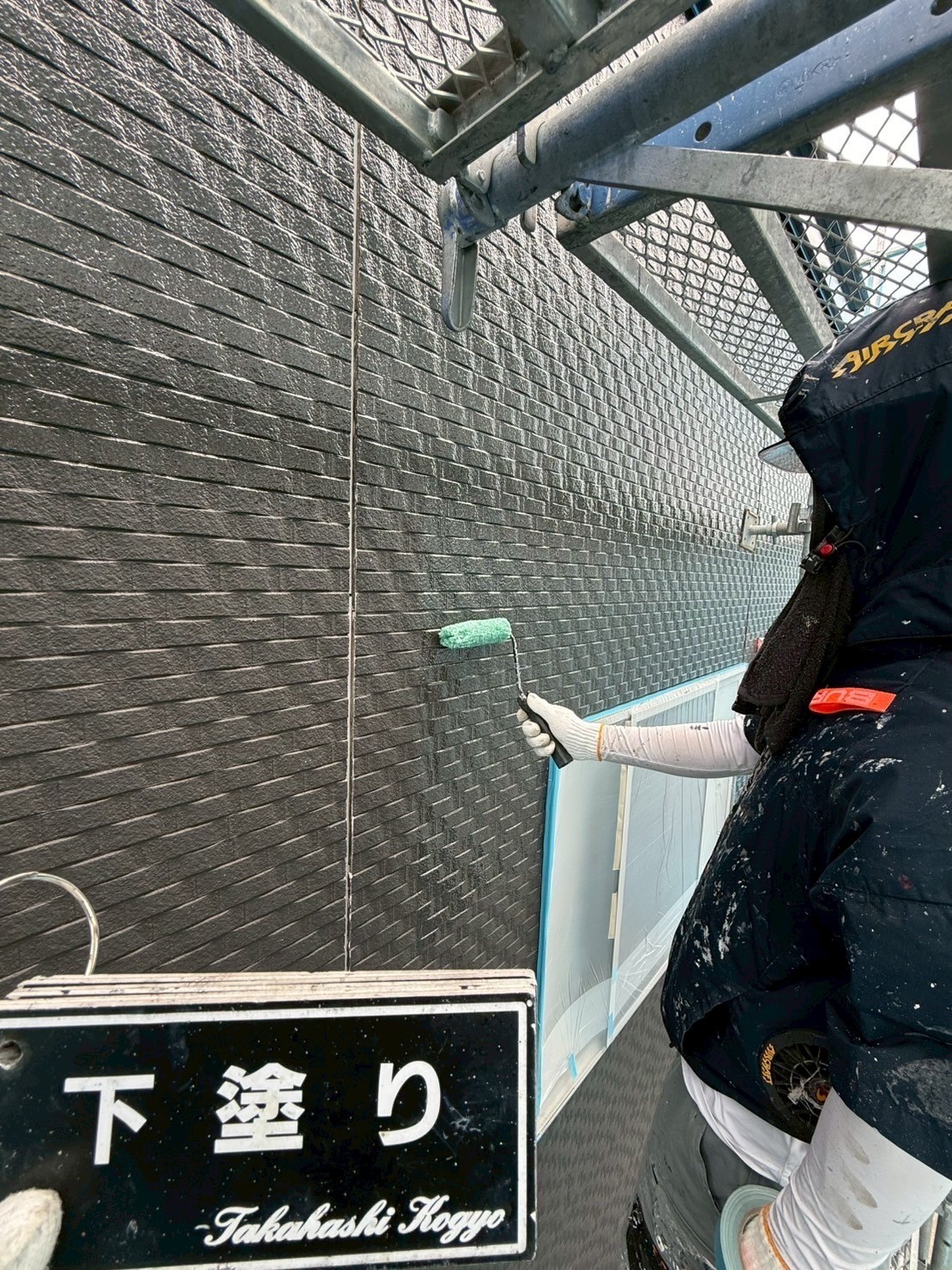 外壁下塗り作業(UVフッ素)