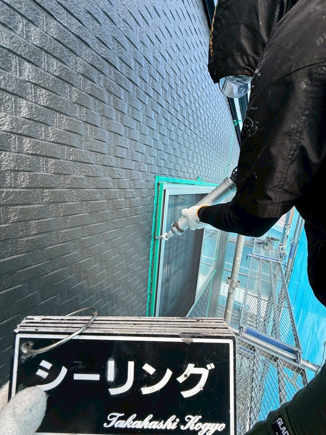 シーリングがん打ち作業(外壁色)