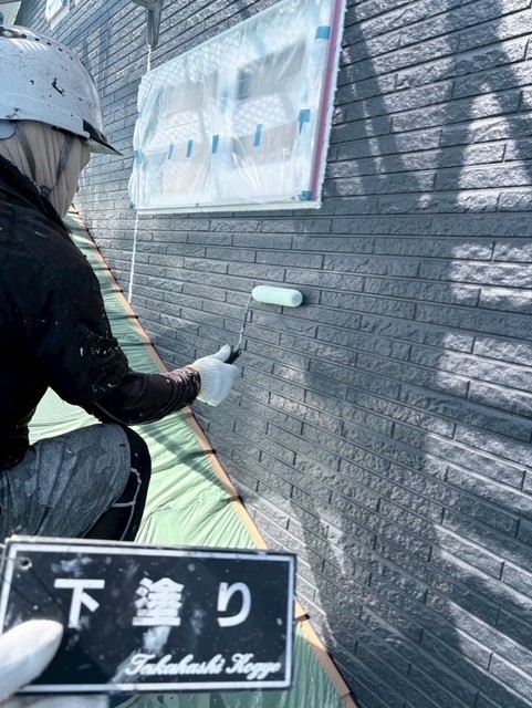 外壁下塗り作業(シーラー)