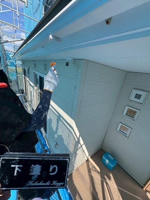 雨樋破風下塗り(プライマー)作業