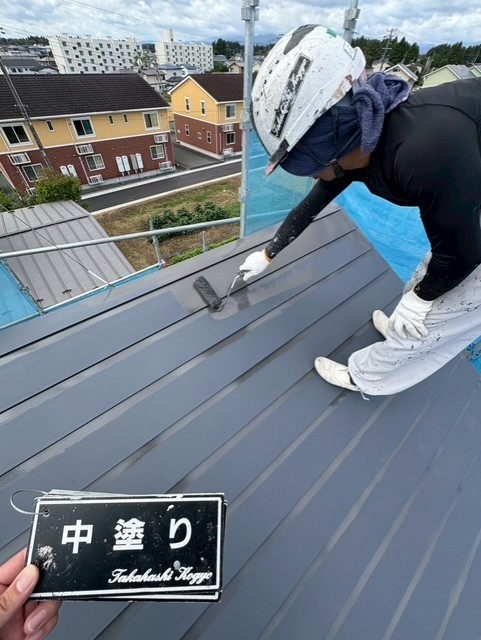 屋根中塗り作業(ナックルグレー)