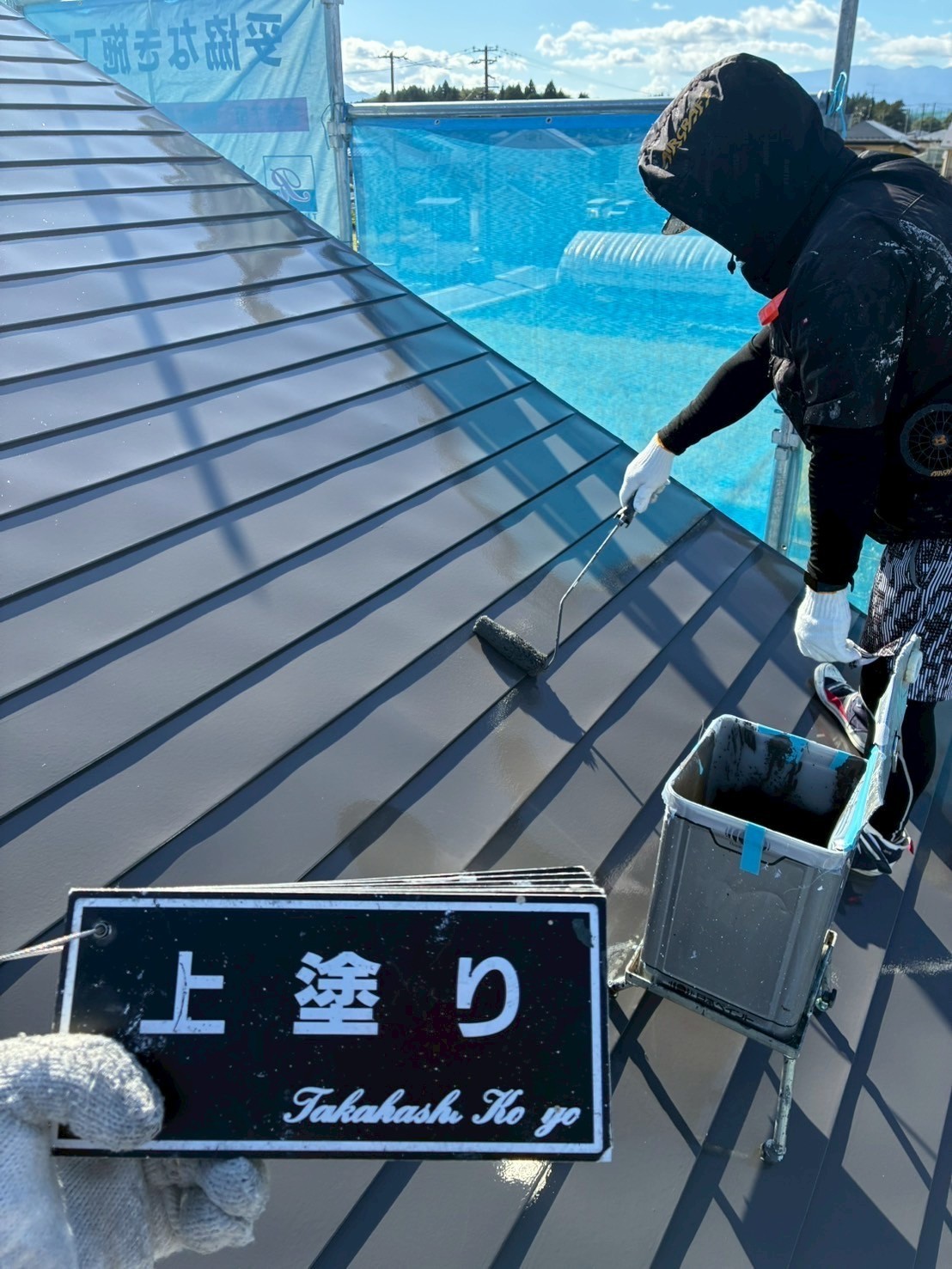 屋根上塗り作業(ナックルグレー)
