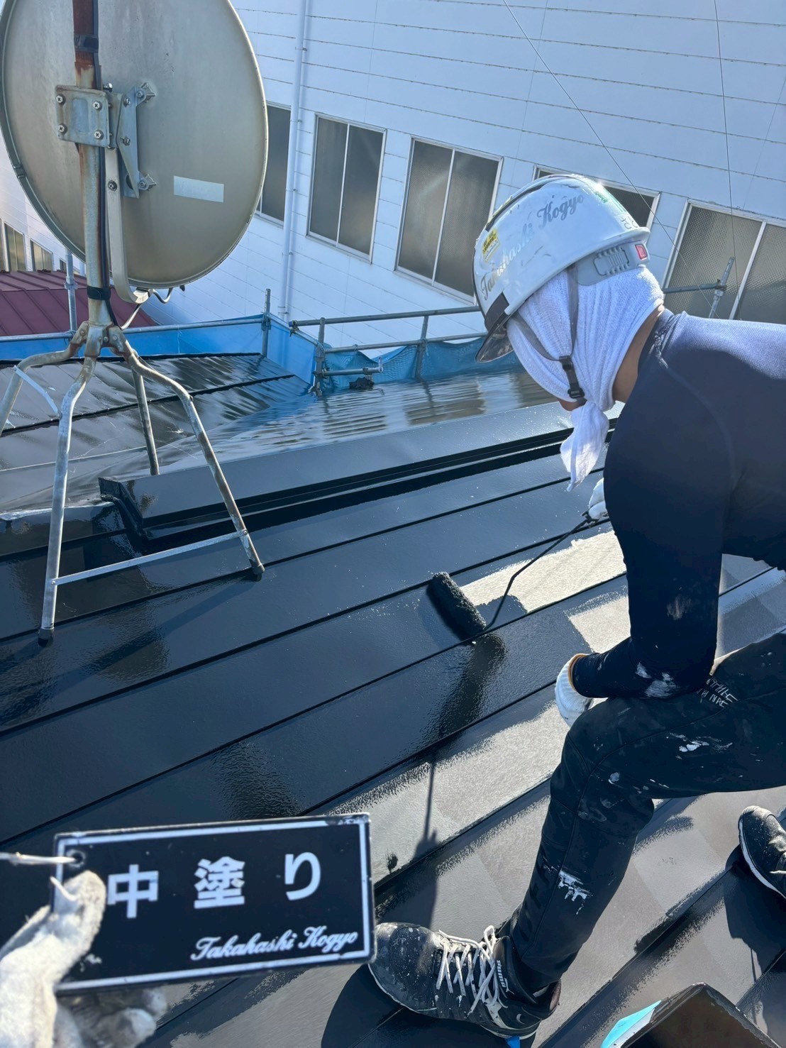 屋根中塗り作業(ブラック)