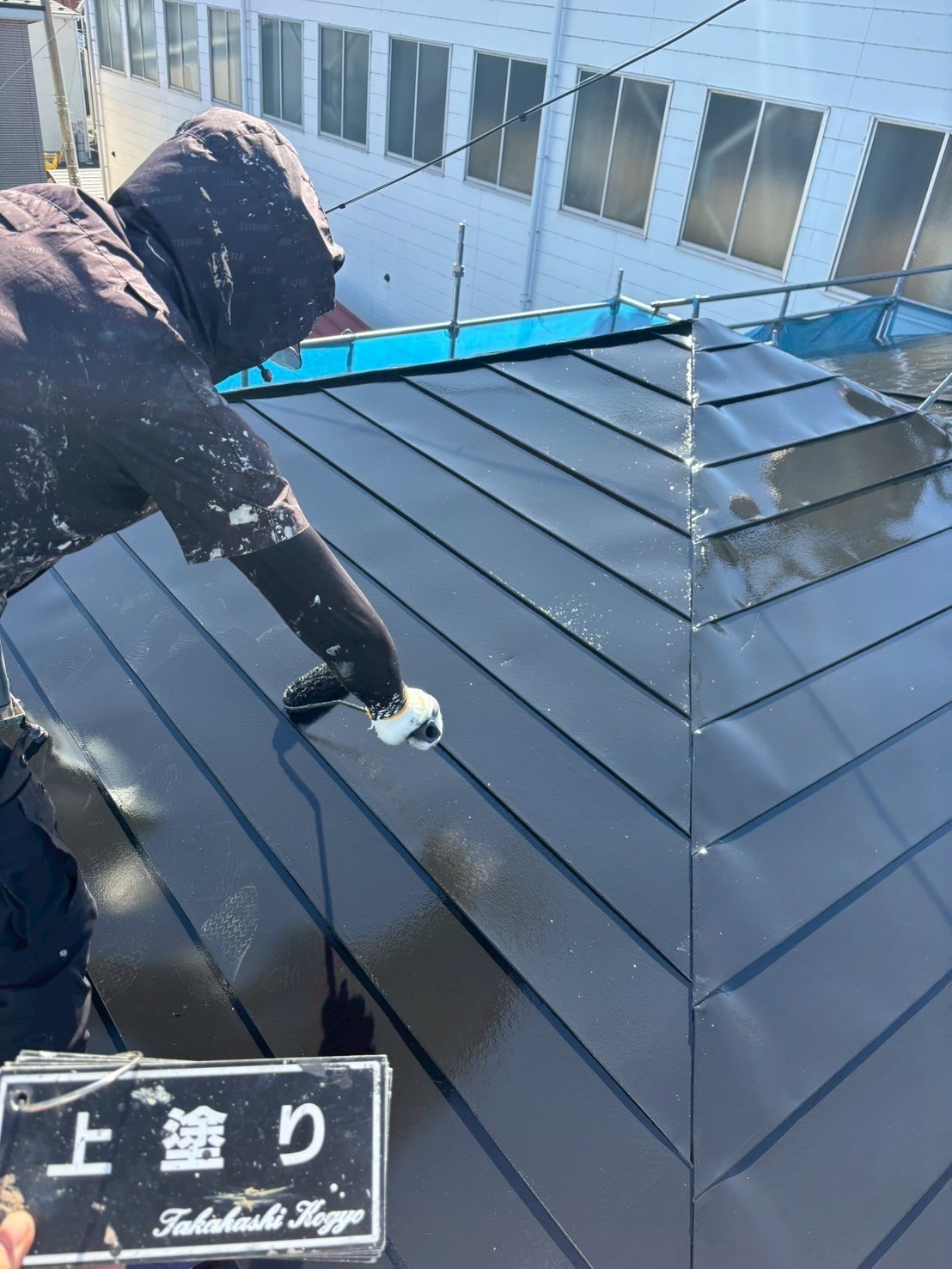 屋根上塗り作業(ブラック)