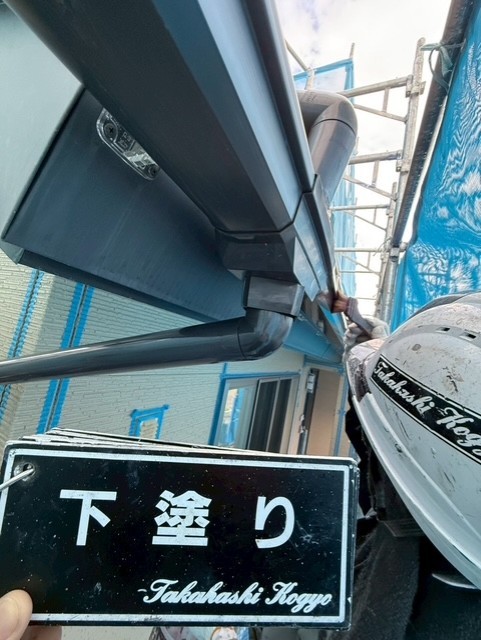 雨樋破風板下塗り(プライマー)作業