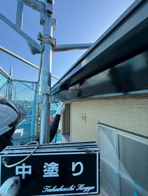 雨樋破風板中塗り作業(ブラック)