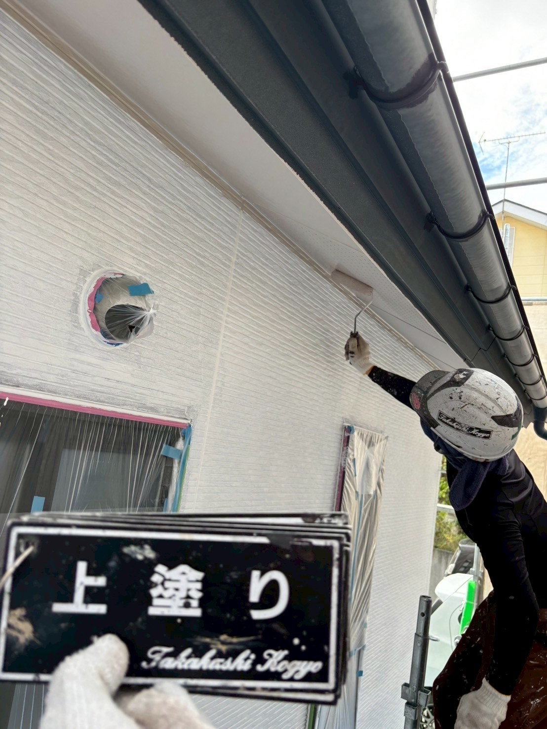 軒天上塗り作業