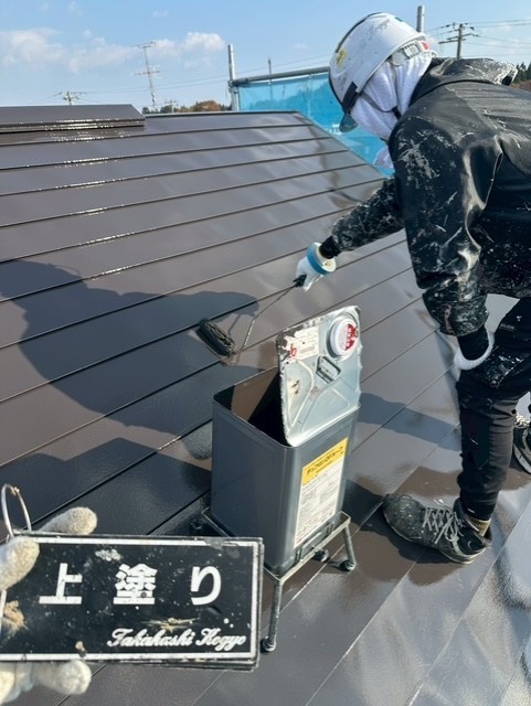 屋根上塗りローラー作業（チョコN)