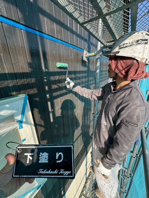 外壁下塗り作業（UVクリアー）