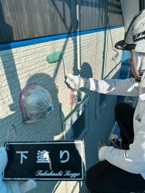 外壁下塗り作業（UVクリアー）