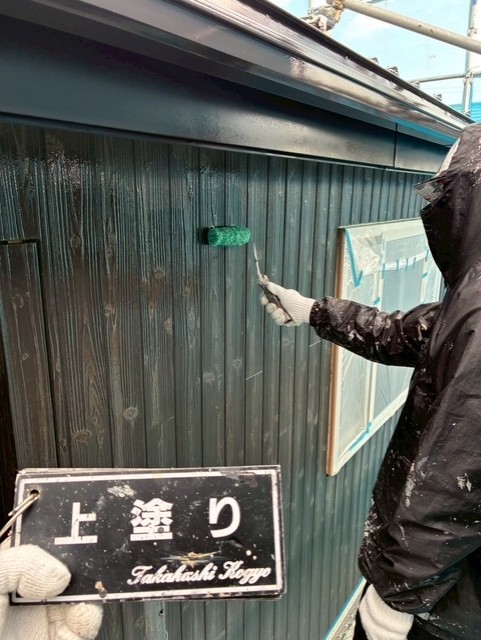 外壁上塗り作業（UVクリアー）