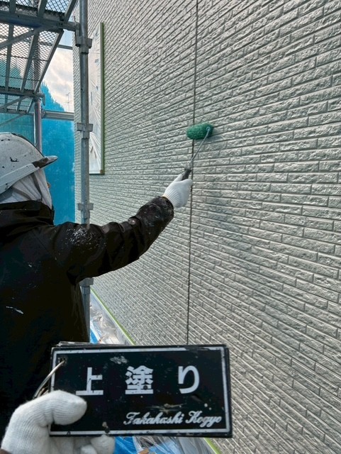外壁上塗り作業（UVクリアー）
