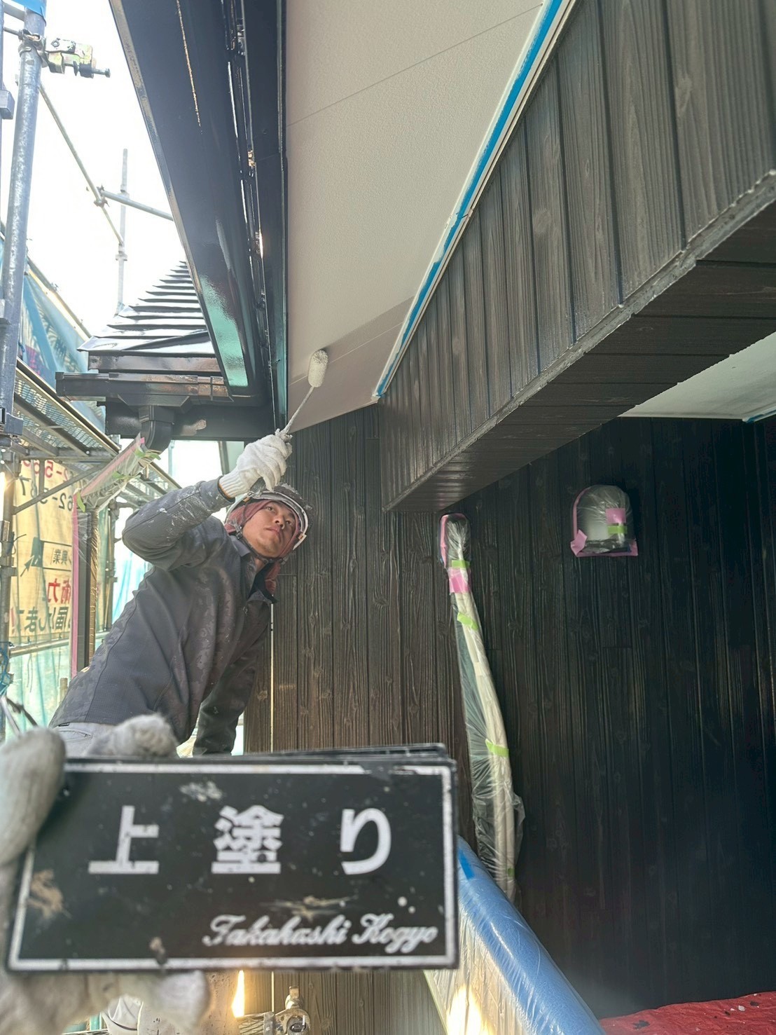 軒天上塗り作業（N90）