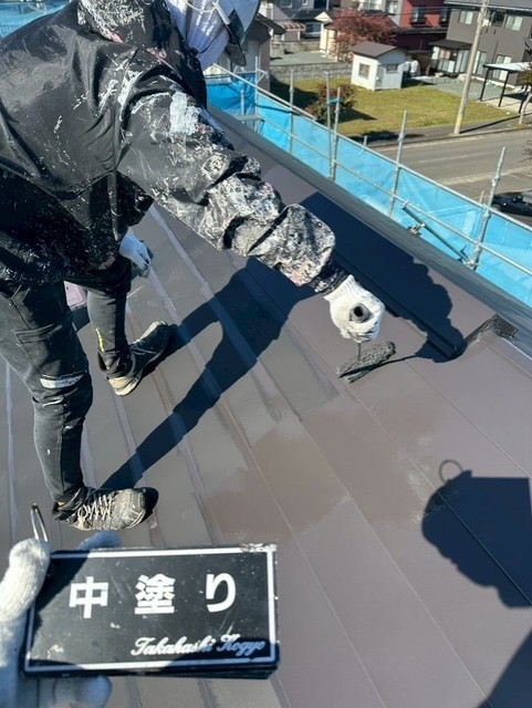 屋根中塗りローラー作業