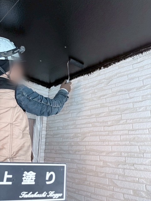 軒天上塗り作業