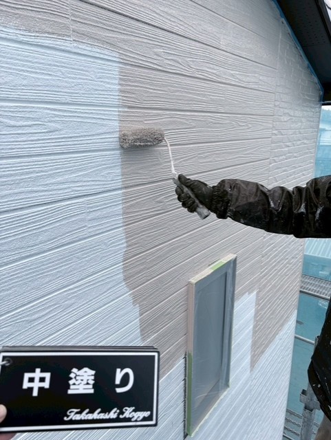 外壁中塗り作業