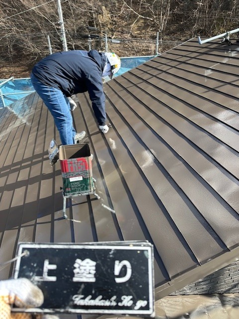 屋根上塗り作業