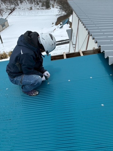 波板取り付け作業