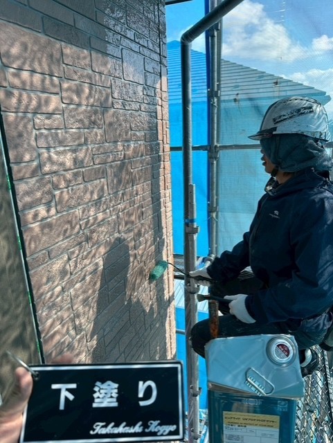 外壁下塗り作業（クリアー）