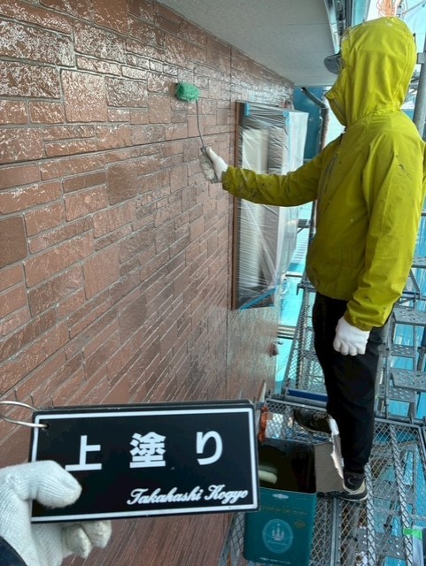 外壁上塗り作業（クリアー）